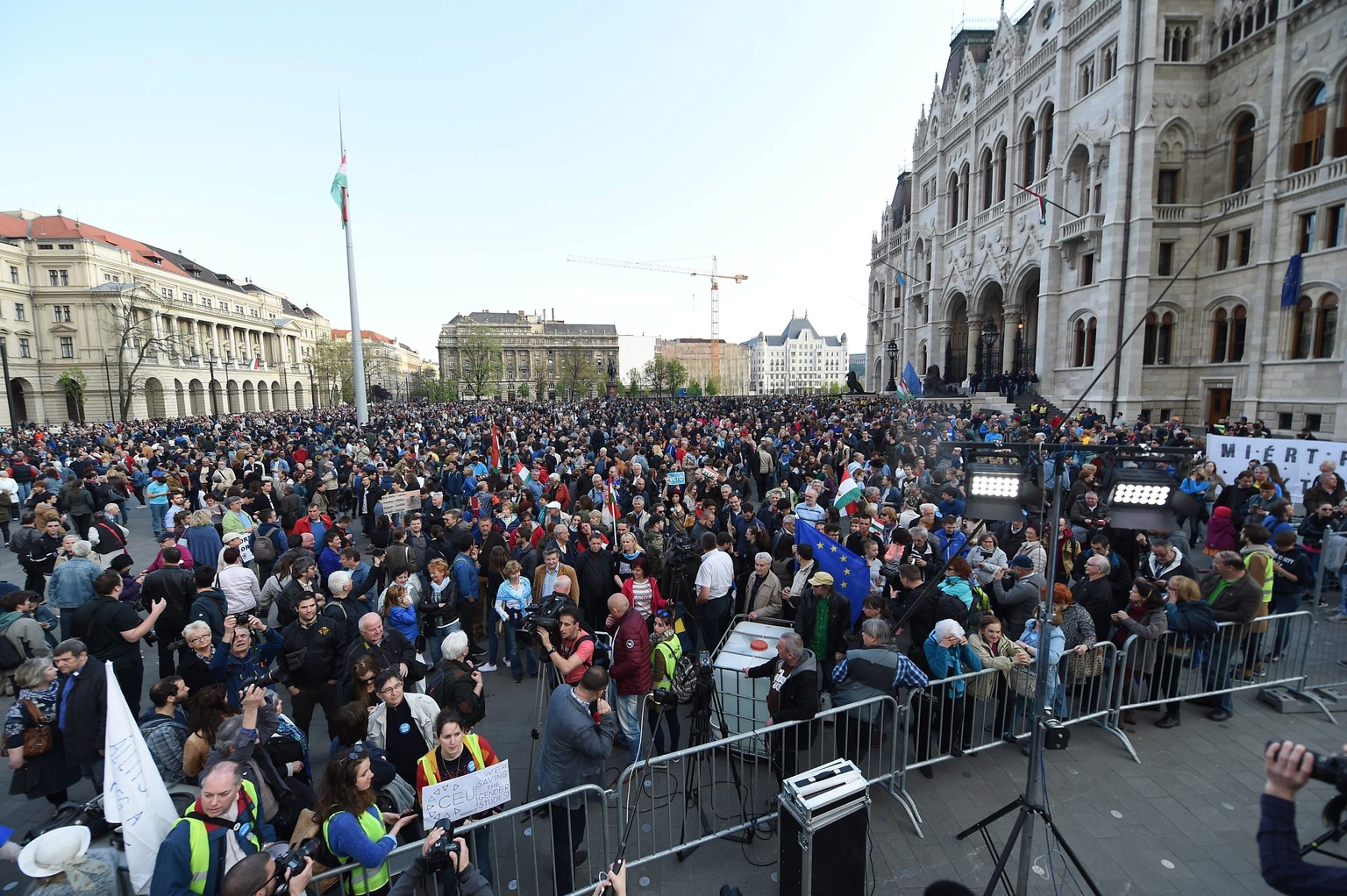 epa05900028 Demonstrators protest against the amendment of the higher education law seen by many as an action aiming at the closure of the Central European University, founded by Hungarian born Americ ...