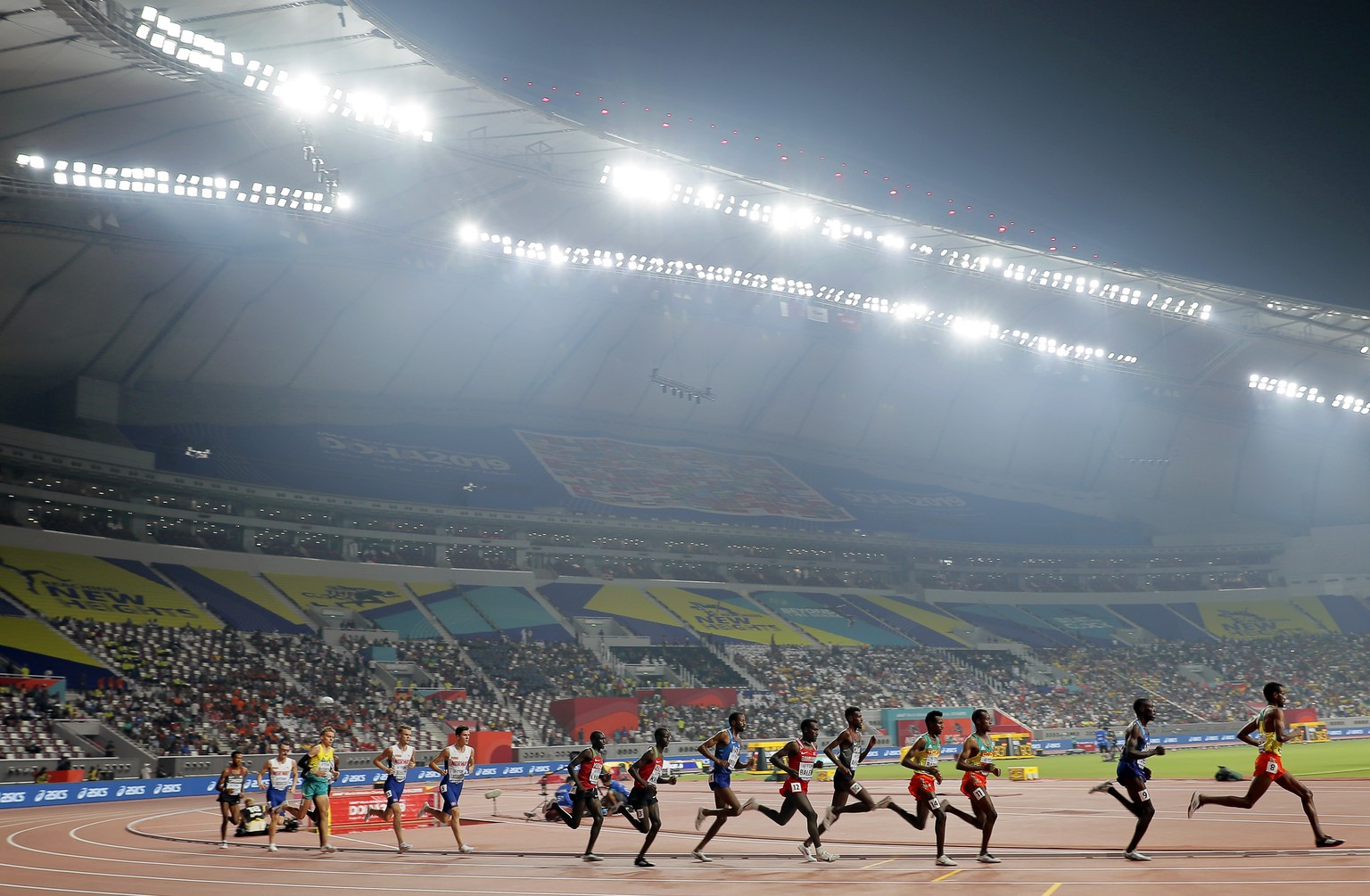 epa07883629 Athletes in action during the men&#039;s 5,000m final at the IAAF World Athletics Championships 2019 at the Khalifa Stadium in Doha, Qatar, 30 September 2019. EPA/ROBERT GHEMENT