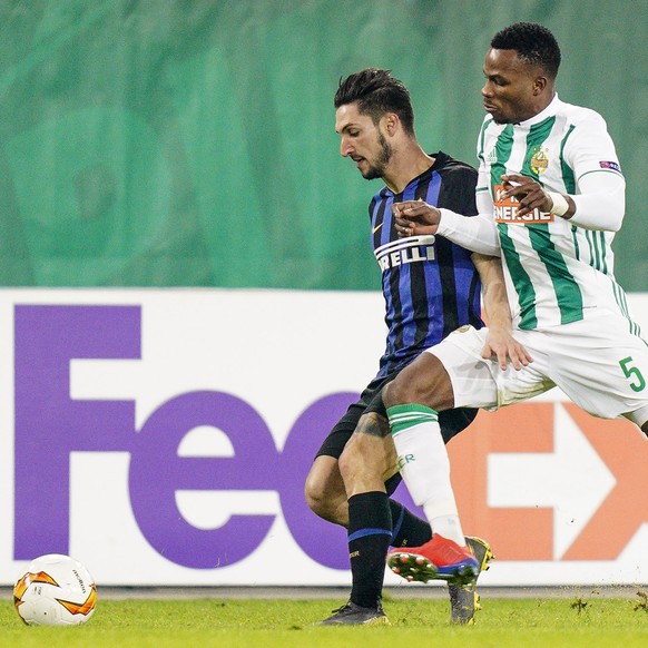 epa07370666 Inter Milan&#039;s Matteo Politano (L) in action against Rapid&#039;s Boli Bolingoli (R) during the UEFA Europa League round of 32 first leg soccer match between SK Rapid Vienna and Inter  ...