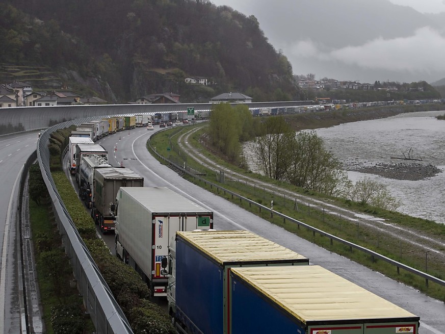 Noch immer durchqueren fast eine Million Lastwagen pro Jahr die Schweiz. Der Bundesrat will die Verlagerung auf die Schiene daher weiter vorantreiben. (Archivbild)