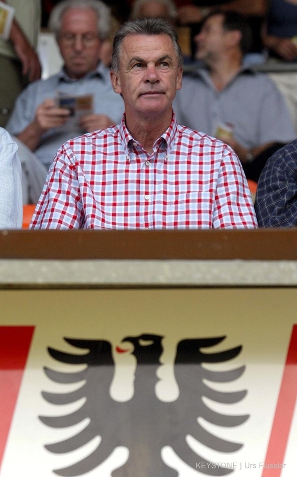Ottmar Hitzfeld, ehemaliger Trainer des FC Bayern Muenchen, steht auf der Aarauer Tribuene, am Samstag, 7. August 2004 in Aarau, im Super League Fussballspiel Aarau gegen Servette. (KEYSTONE/Urs Fluee ...