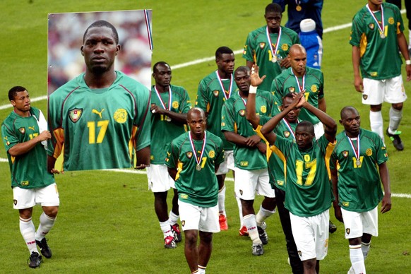 Der Kameruner Marc-Vivien Foé starb 2003 an Herzversagen, er brach auf dem Spielfeld zusammen.