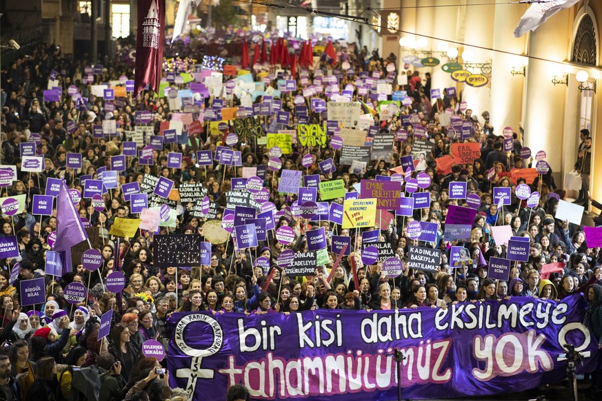 epa08024996 Turkish women attend a rally marking the International Day for the Elimination of Violence against Women, at Istiklal Street in Istanbul, Turkey, 25 November 2019. EPA/TOLGA BOZOGLU