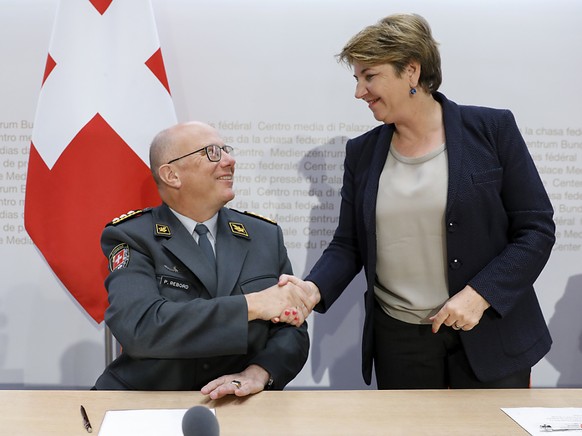 Armeechef Philippe Rebord und Verteidigungsministerin Viola Amherd informieren über den Rücktritt Rebords und die Suche nach einem Nachfolger.