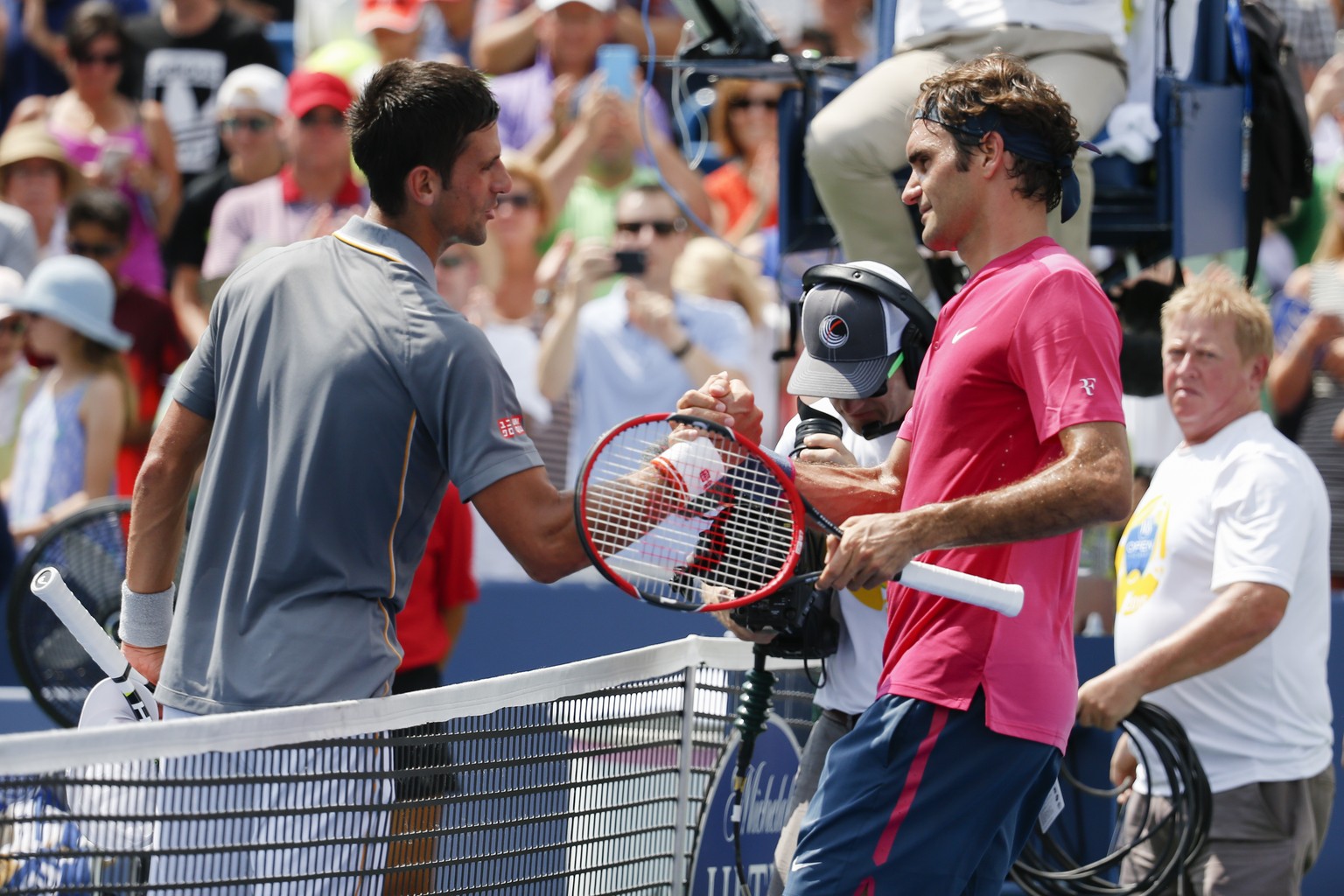 Die beiden Titelanwärter Federer und Djokovic bei ihrem letzten Duell in&nbsp;Cincinnati.