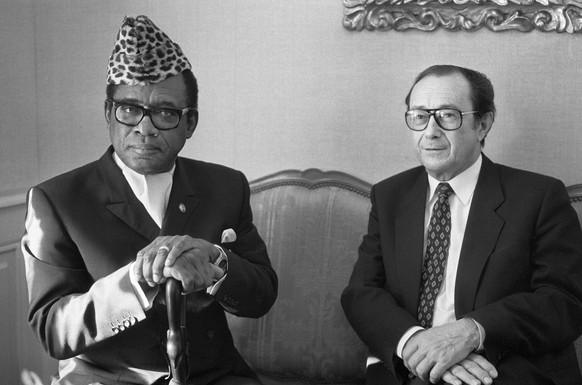 Bundesrat Pierre Aubert, rechts, bei einem Treffen mit Zaires Diktator Joseph-Desire Mobutu in Bern am 22. Oktober 1987.&nbsp;