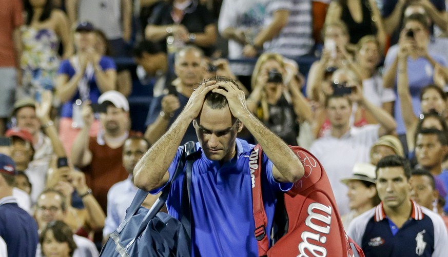 Roger Federer, of Switzerland, walks off the court after losing to Tommy Robredo, of Spain, during the fourth round of the 2013 U.S. Open tennis tournament, Monday, Sept. 2, 2013, in New York. (KEYSTO ...