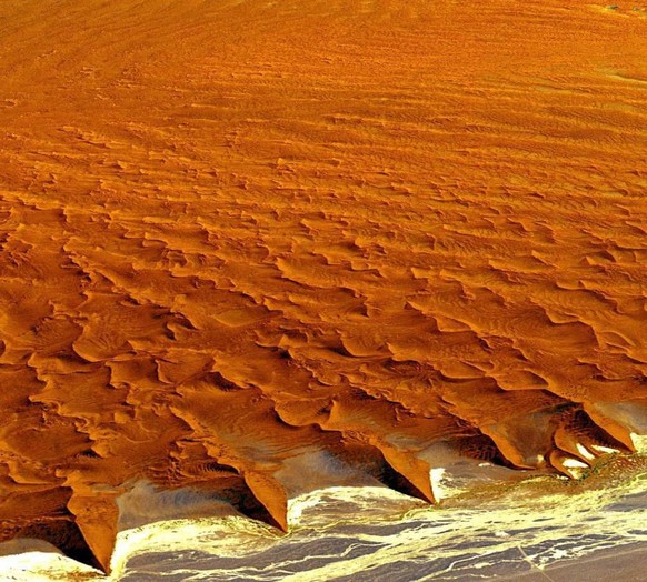 Auch grössenmässig wäre dieses Tiramisu beeindruckend: Es handelt sich dabei nämlich um die Wüste Namib, die auf den Südatlantik trifft.