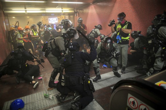 ARCHIV - ZUM JAHRESRUECKBLICK 2019 - INTERNATIONAL STELLEN WIR IHNEN FOLGENDES BILDMATERIAL ZUR VERFUEGUNG - Policemen charge and arrest protesters inside the Tai Koo MTR station during the anti-extra ...
