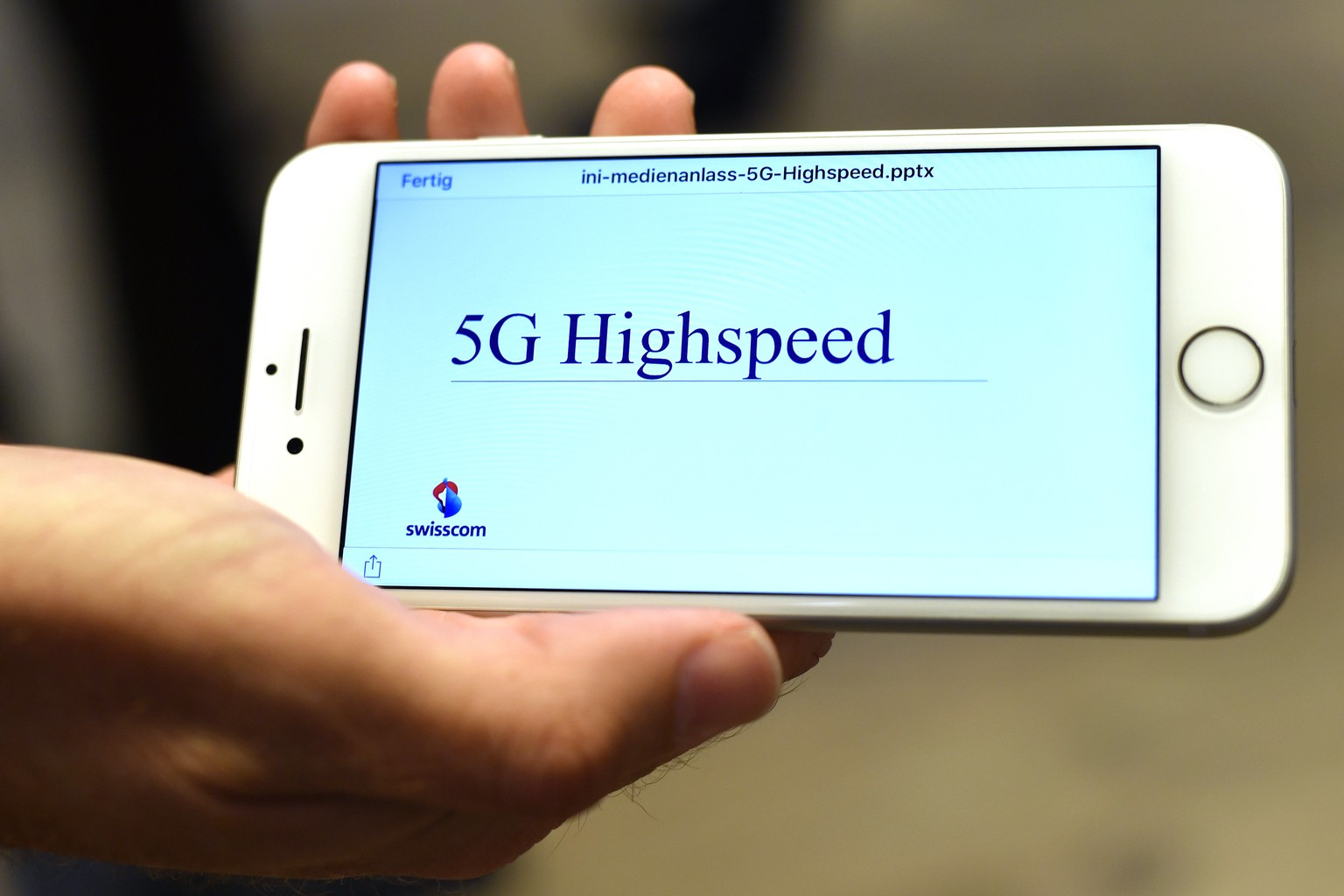 Symbolbild zum 5G-Netz an einer Medienkonferenz der Swisscom in Zuerich am Mittwoch, 28. Juni 2017. Swisscom ebnet den Weg fr das blitzschnelle Mobilfunknetz 5G. Bereits 2020 ist der kommerzielle Sta ...