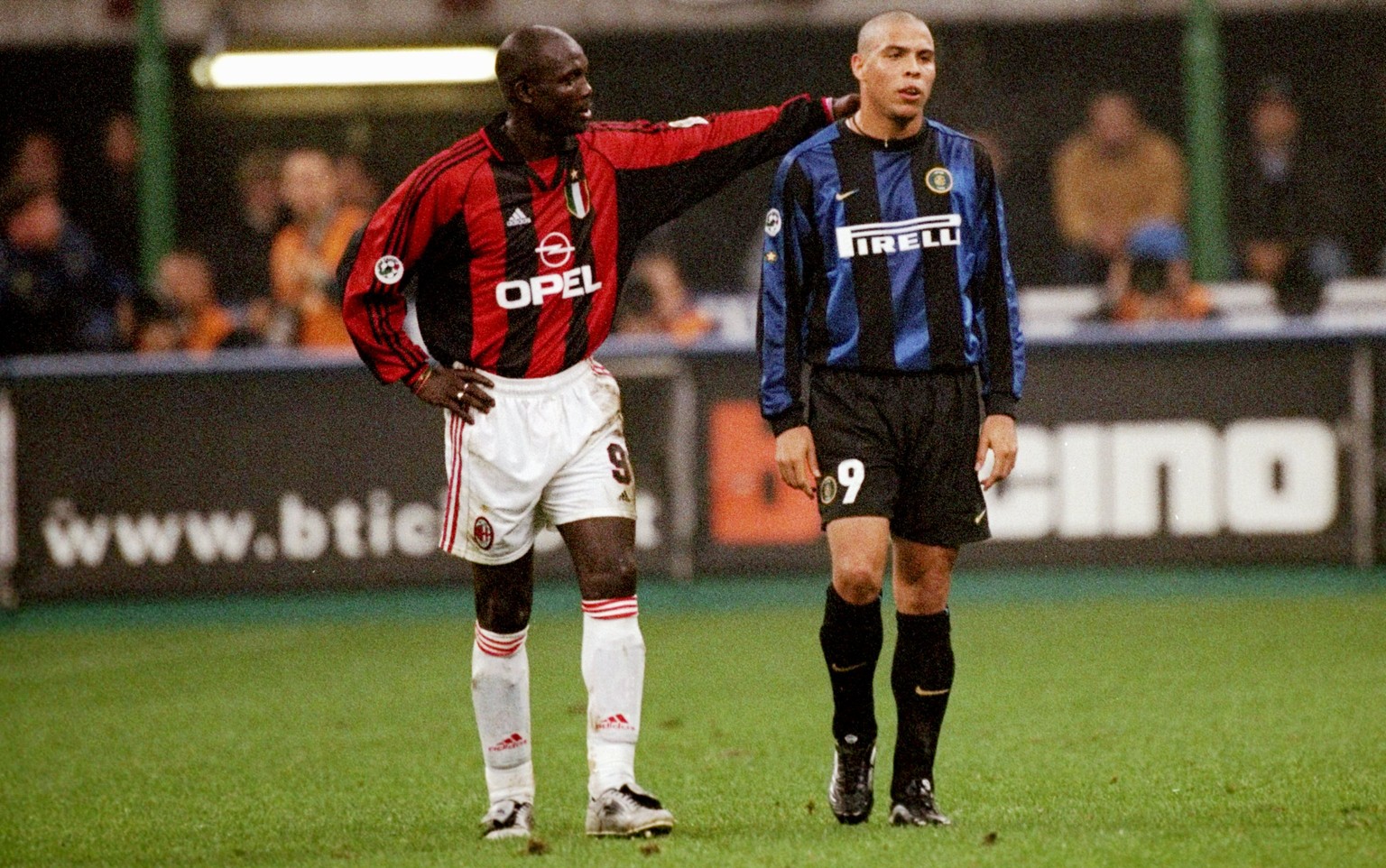 23 Oct 1999: George Weah of AC Milan consoles Ronaldo of Inter Milan after his sending off during the Serie A match at the San Siro in Milan, Italy. \ Mandatory Credit: Claudio Villa /Allsport