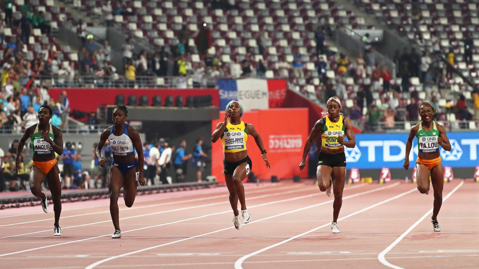 epa07880989 Shelly-Ann Fraser-Pryce (3-R) of Jamaica is on her way to win the women&#039;s 100m final during the IAAF World Athletics Championships 2019 at the Khalifa Stadium in Doha, Qatar, 29 Septe ...
