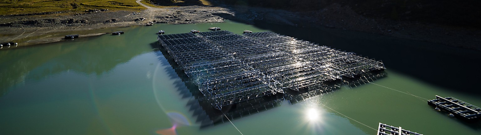 Auf dem Stausee Lac des Toules im Wallis werden 36 schwimmende Photovoltaik-Elemente zu einer Solarenergieanlage zusammengebaut. Diese Pilotanlage bedeckt eine Fläche von 2240 Quadratmetern und wird j ...