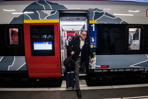 Andreas Meyer, CEO SBB, steigt aus dem neuen Giruno Zug anlaesslich der Taufe des Giruno Gotthardzuges 1 Jahr vor Eroeffnung des Generi-Basistunnels im Dezember 2020, am Sonnntag, 15. Dezember 2019, i ...