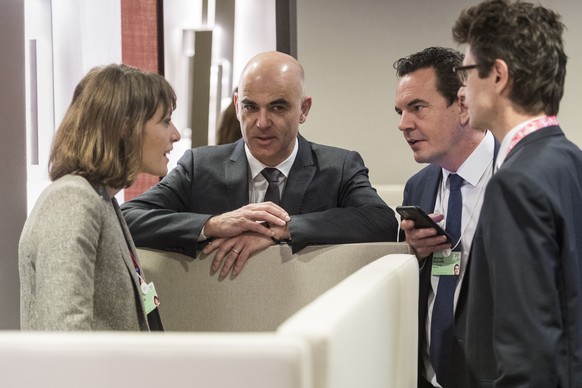 Federal councillor Alain Berset, 2nd left, confers with his team between bilateral meetings, Emilia Pasquier, left, and from right, Peter Lauener and Michael Braendle, during the 50th annual meeting o ...
