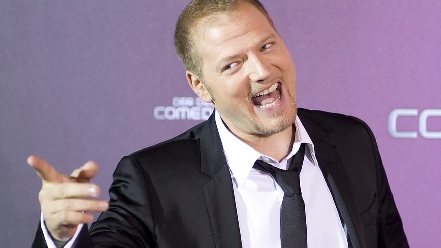 Comedian Mario Barth posiert am Dienstag, 20. Oktober 2009, auf dem roten Teppich zum Deutschen Comedy Preis 2009 in Koeln, Nordrhein-Westfalen. (AP Photo/Martin Meissner) --- Comedian Mario Barth pos ...