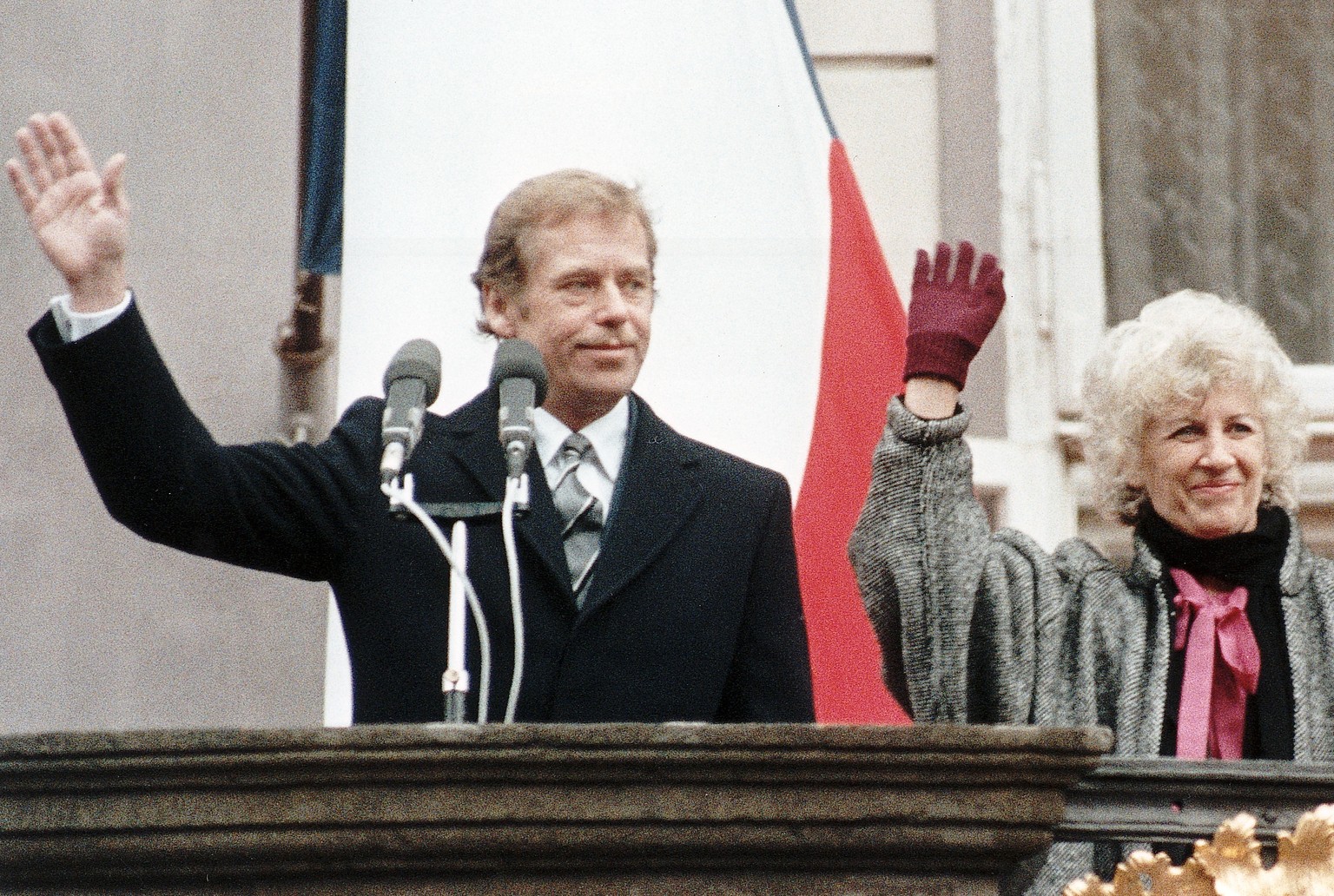 The new President of Czechoslovakia, Vaclav Havel, and his wife, Olga, meet Prague citizens after being elected at the Prague Castle, December 29, 1989.
REUTERS/Staff - RTR1PSSL