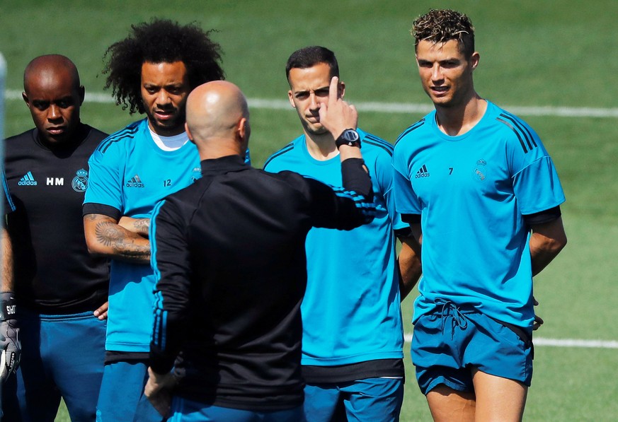epa06755466 Real Madrid&#039;s French head coach Zinedine Zidane (front) gives instructions to his players Marcelo (2-L), Lucas Vazquez (2-R), and Cristiano Ronaldo (R) during their team&#039;s traini ...