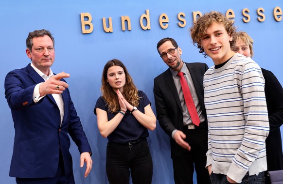 epa07430838 (L-R) German physician and comedian, Eckart von Hirschhausen, student and member of Fridays for Future, Luisa Neubauer, German engineer and professor of renewable energy systems, Volker Qu ...