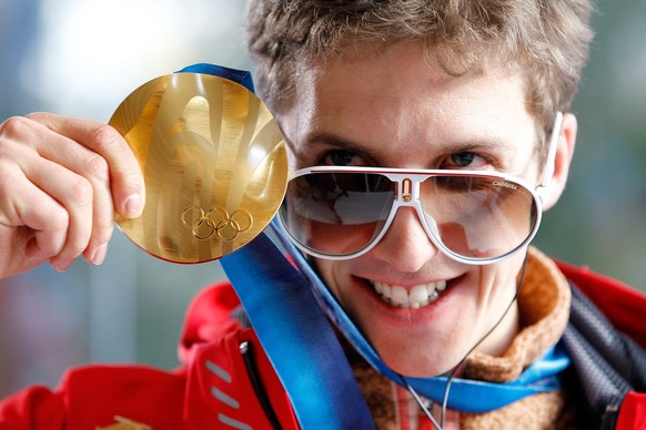 ARCHIV – ZU DEN ERFOLGREICHSTEN MEDAILLENGEWINNERN AN OLYMPISCHEN WINTERSPIELEN STELLEN WIR IHNEN FOLGENDES BILDMATERIAL ZUR VERFUEGUNG - Switzerland&#039;s gold medal winner Simon Ammann presents his ...