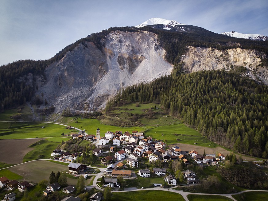 Blick auf das Dorf und den &quot;Brienzer Rutsch&quot;: Der Berg bedroht das Dorf im Albulatal sowie weitere Ortschaften.