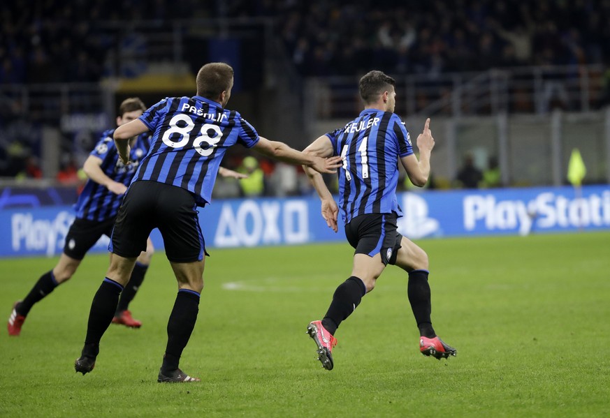 Atalanta&#039;s Remo Freuler, right, celebrates with teammates after scoring his side&#039;s third goal during the Champions League round of 16, first leg, soccer match between Atalanta and Valencia a ...
