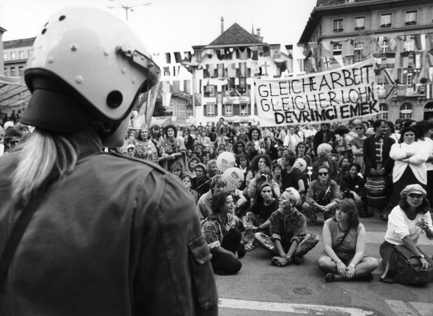 ZUM 25. JAHRESTAG DES FRAUENSTREIKTAGES AM DIENSTAG, 14. JUNI 2016, STELLEN WIR IHNEN FOLGENDES ARCHIVMATERIAL ZUR VERFUEGUNG - Around 400 women are on strike in Berne, Switzerland, on the occasion of ...