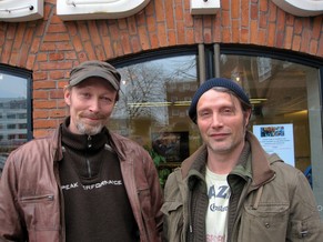 Zwei zum Gernhaben, äh, Bierheben: Lars (l.) und Mads Mikkelsen.