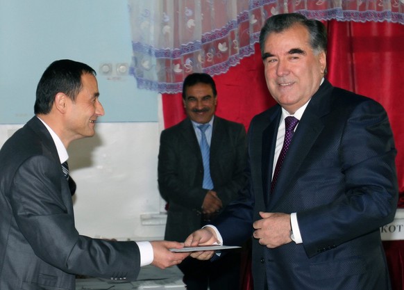 Der Blick scheint zu sagen: Ich glaube, ich weiss schon, wer gewinnt: Tadschikistans starker Mann&nbsp;Emomali Rachmon im November 2013 bei der Stimmabgabe für die Präsidentschaftswahlen.