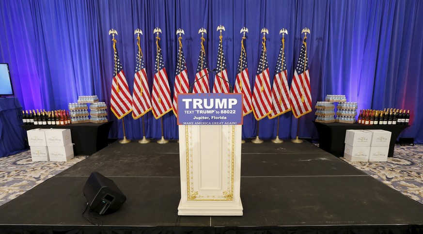 Selbst ein leeres Rednerpult, an dem Donald Trump auftreten wird, ist für die Medien News geworden.