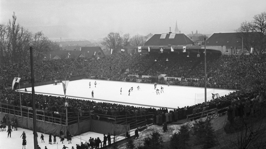 Die Schweizer und die tschechische Nationalmannschaft in Aktion im Spiel um Platz 3 an der Eishockey-Weltmeisterschaft 1939 in Basel, aufgenommen am 5. Maerz 1939. Die Schweiz gewinnt das Spiel mit 2: ...