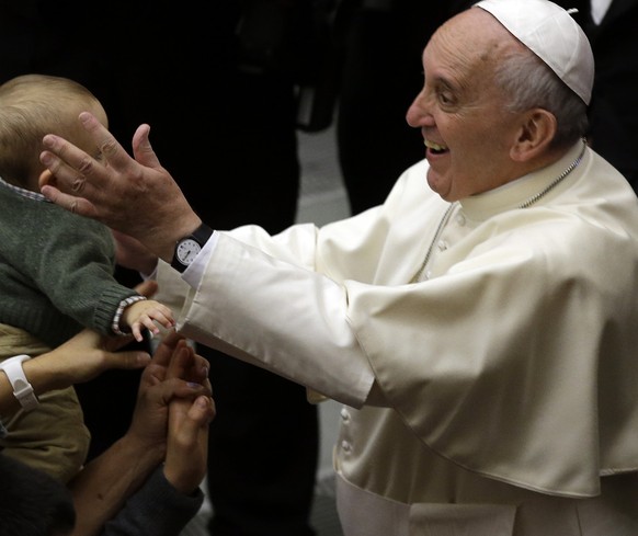 Papst Franziskus segnet ein Baby.