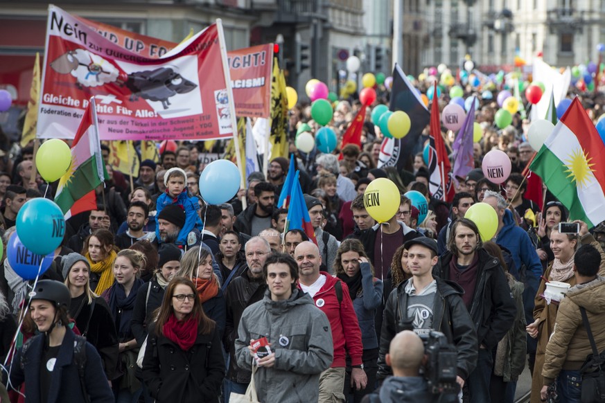 Am 6. Februar demonstrierten Tausende von Menschen in Zürich gegen die Durchsetzungsinitiative. (KEYSTONE/Ennio Leanza)