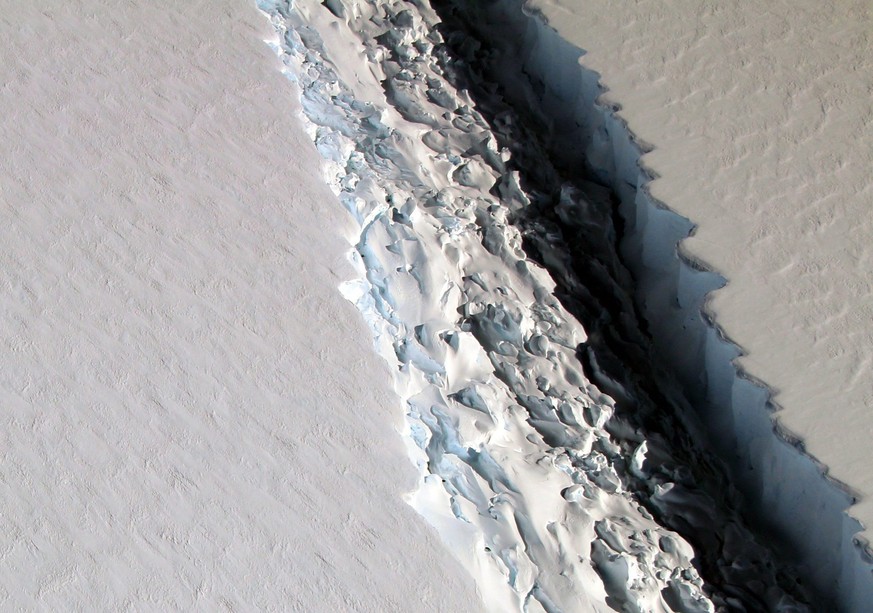 epa05700702 A handout photo made available by NASA on 06 January 2017 shows an oblique view of a massive rift in the Antarctic Peninsula&#039;s Larsen C ice shelf, Antarctica, 10 November 2016. Icebri ...