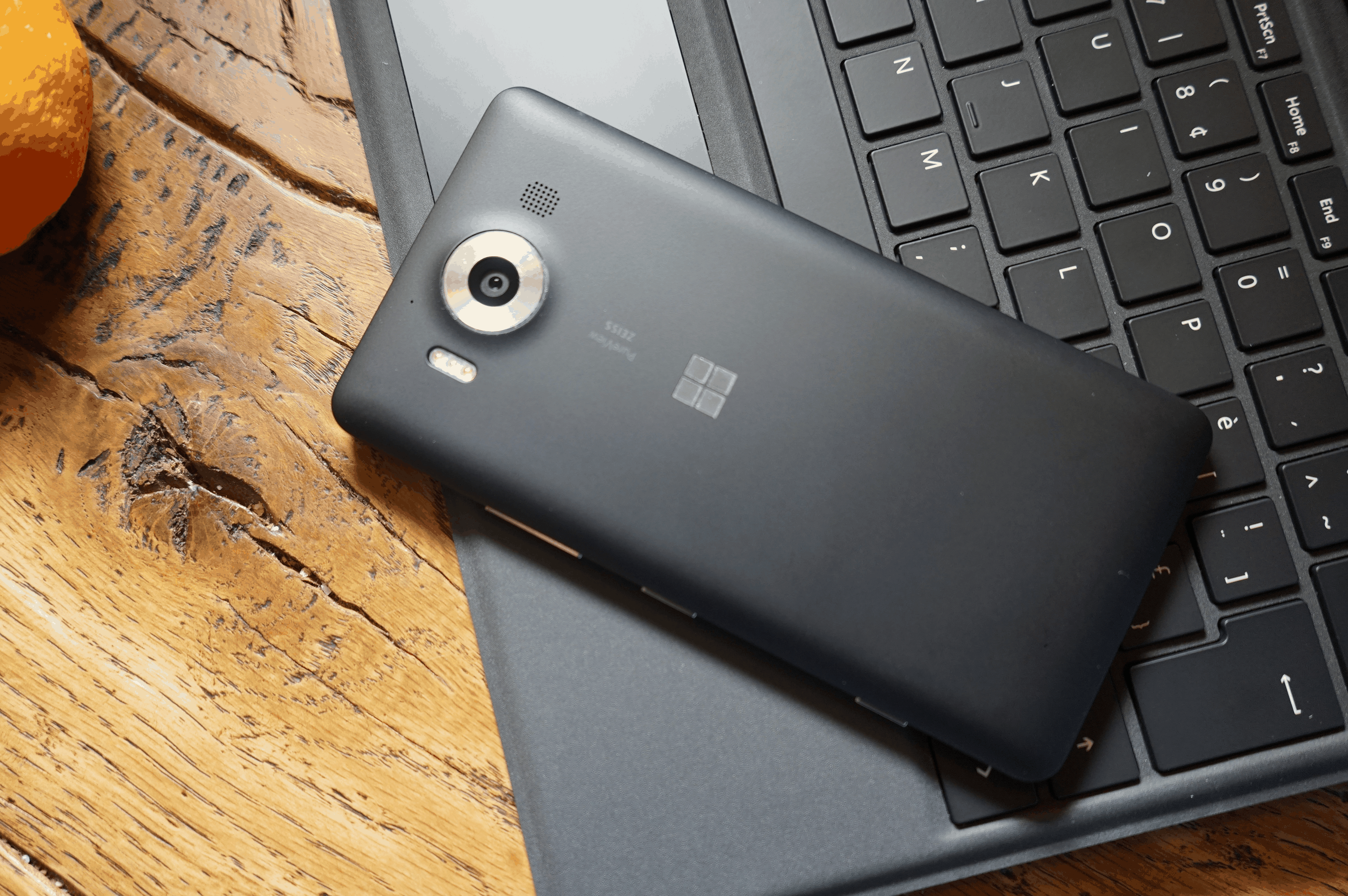 Auch die 20-Megapixel-Kamera im Lumia 950 steht etwas hervor.