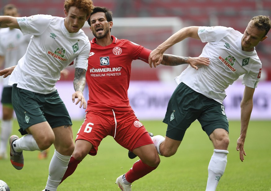 Bremen&#039;s Joshua Sargent and Christian Gross, right, challenge for the ball with Danny Latza, center, from Mainz during the German Bundesliga soccer match between 1. FSV Mainz 05 and SV Werder Bre ...