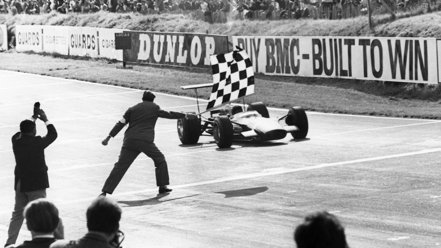 ARCHIVBILD ZUM KEYSTONE-SDA-TEXT ZU JO SIFFERT --- Der Schweizer Formel 1-Rennfahrer Jo Siffert ueberquert am 20. Juli 1968 beim Grand Prix von Brands Hatch, Grossbritannien, die Ziellinie als Sieger. ...
