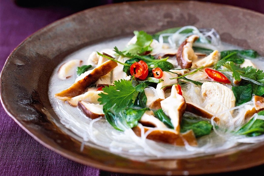 https://www.epicurious.com/recipes/food/views/Thai-Chicken-Coconut-Soup-241463 thai poulet kokos suppe glasnudeln essen food thailand asiatisch