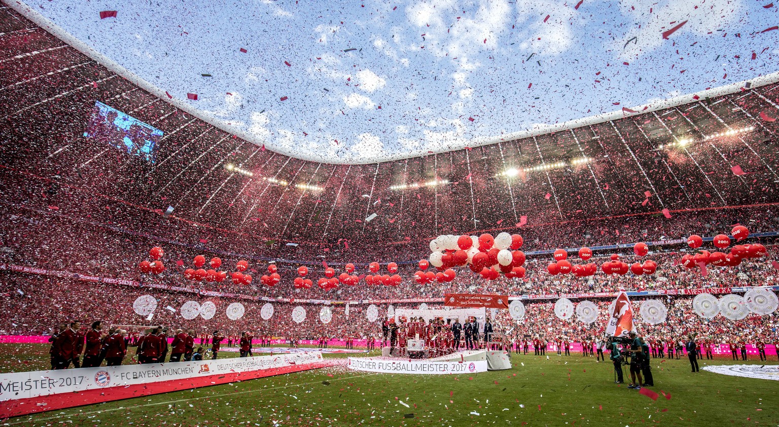 epa05977181 FC Bayern players celebrate winning the German championship title after the Bundesliga soccer match between FC Bayern Munich and SC Freiburg in Munich, Bavaria Germany, 20 May 2017. EPA/MA ...