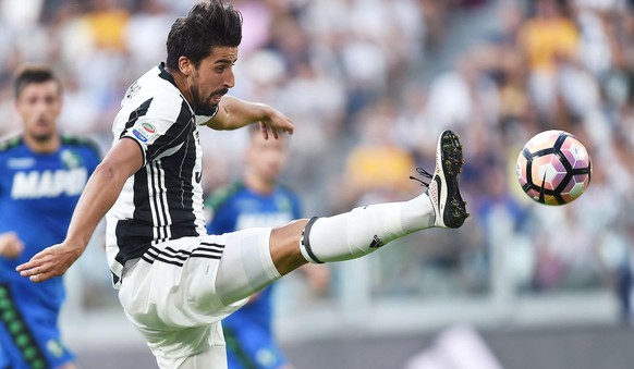 Juventus&#039; Sami Khedira reaches for the ball during a Serie A soccer match between Juventus and Sassuolo at the Juventus Stadium in Turin, Italy, Saturday, Sept. 10, 2016. Juventus won 3-1. (Aless ...