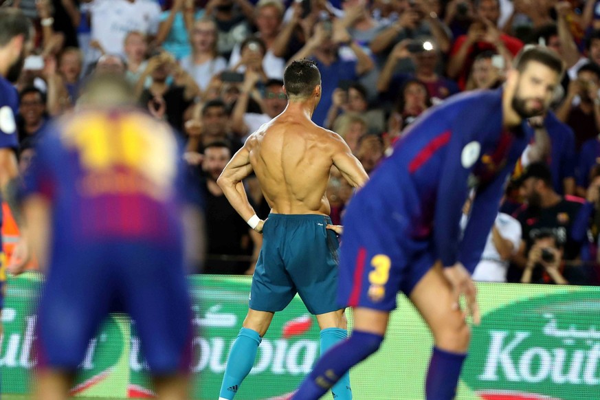 epa06143284 Real Madrid&#039;s Portuguese striker Cristiano Ronaldo (C) jubilates a goal during the UEFA Super Cup first leg match between FC Barcelona and Real Madrid at the Camp Nou stadium in Barce ...