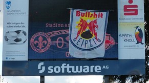 «Bullshit Leipzig»: Darmstädter Fans verdecken das Logo des Gastklubs auf der Anzeigetafel mit einer Eigenkreation.