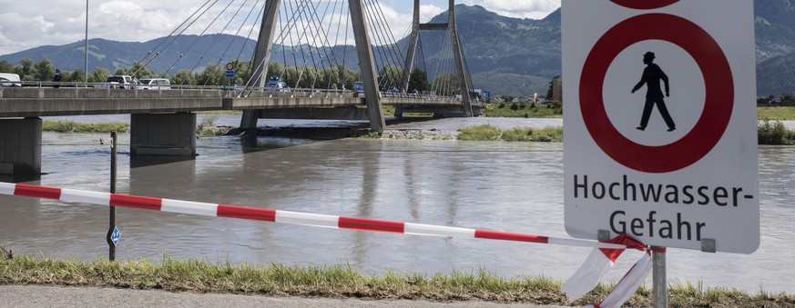 Eine Tafel mit der Aufschrift &quot;Hochwasser-Gefahr&quot; steht am Rhein, aufgenommen am Freitag, 17. Juni 2016 in Diepoldsau. Aufgrund des starken Regens in vielen Teilen der Schweiz besteht an div ...