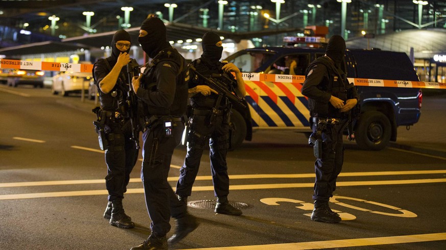 Bewaffnete Sicherheitskräfte sperrten am Dienstagabend Teile des Amsterdamer Flughafens ab.