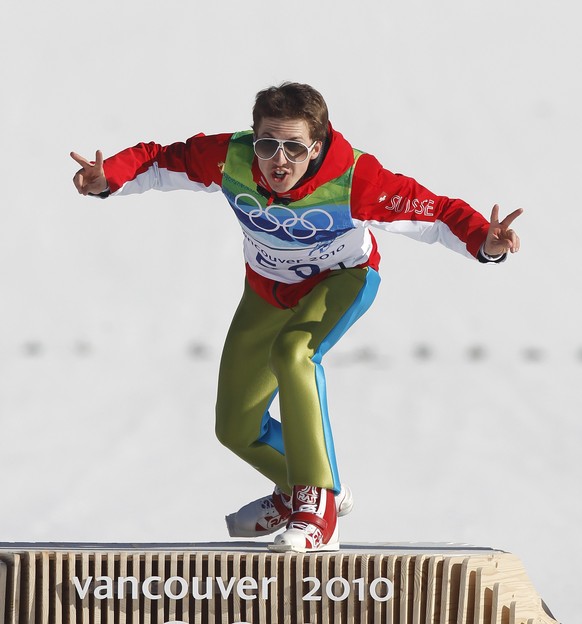 ZUM WEITERFUEHRUNG DER KARRIERE VON SIMON AMMANN STELLEN WIR IHNEN FOLGENDES BILDMATERIAL ZUR VERFUEGUNG - Switzerland&#039;s Simon Ammann celebrates on the podium after winning the ski jumping LH lar ...