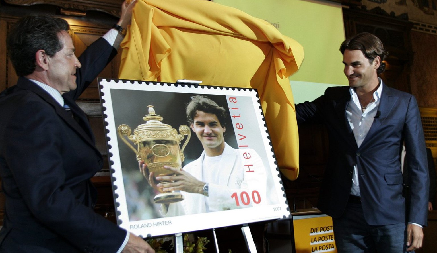 JAHRESRUECKBLICK 2007 - WIRTSCHAFT - SCHWEIZ POST SONDERBRIEFMARKE ROGER FEDERER: Ulrich Gygi, CEO Swiss Post, left, and Roger Federer, right, present the special Roger Federer stamp in the town hall  ...