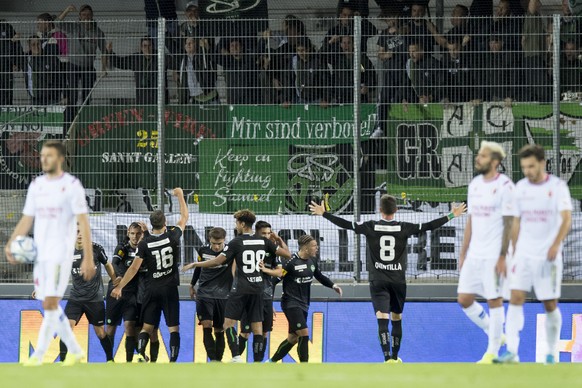 Les joueurs Saint-Gallois celebrent le 2 a 0 lors de la rencontre de football de Super League entre le FC Sion et le FC St.Gallen ce mercredi 25 septembre 2019 au stade de Tourbillon a Sion. (KEYSTONE ...