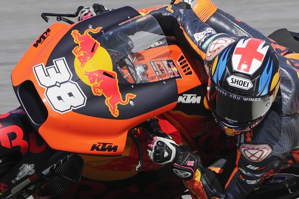 epa06294078 Britain&#039;s MotoGP rider Bradley Smith of Red Bull KTM Factory Racing in action during the third practice session for the 2017 Malaysia Motorcycling Grand Prix at Sepang International C ...