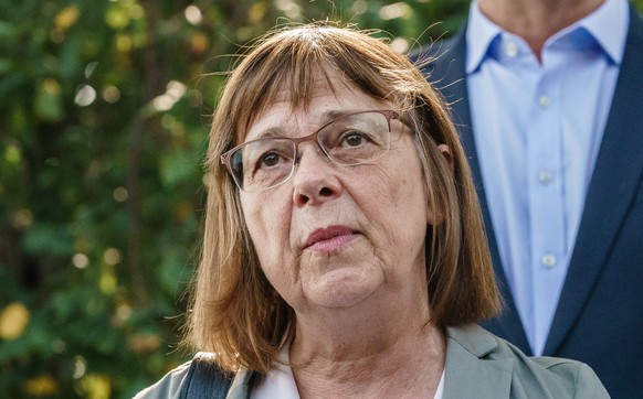 epa08663756 Minister of Social Affairs, Health, Integration and Consumer Protection of the State of Brandenburg Ursula Nonnemacher (front) stands in front of Brandenburg State Premier Dietmar Woidke w ...