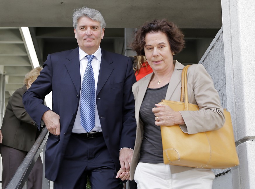 Raoul Weil und seine Frau Susan Lerch Weil verlassen nach dem Freispruch das Gerichtsgebäude.